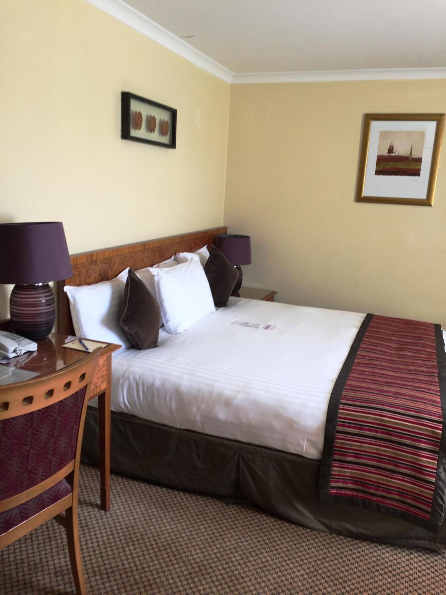 The Royal Chace Hotel Enfield Εξωτερικό φωτογραφία