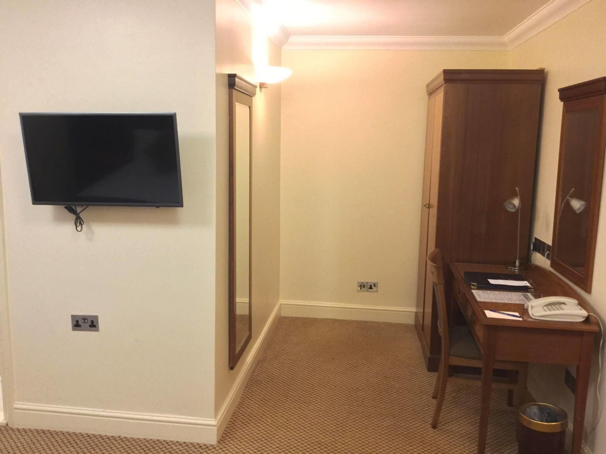The Royal Chace Hotel Enfield Εξωτερικό φωτογραφία
